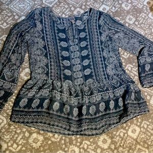 Sweet gray and white boho Como Vintage top